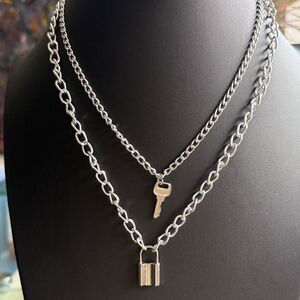 Chooro NWOT Cable Link 2 Tier Silver Tone Necklace with Lock & Key. Unisex.